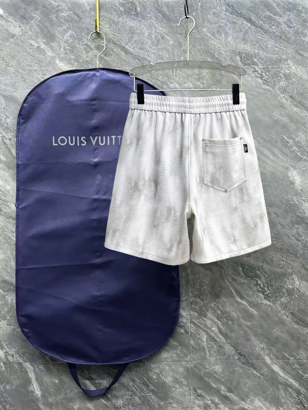 Balenciaga's three-standard complete 2026 summer New Arrival men's casual shorts, advanced custom-made Breathable fabric, Breathable fabric, extremely stretchy and comfortable, impeccable details, top-grade accessories, original logo design concept, delicate and soft feel! The upper body fit is awesome! Size: M-XXXL Please state your height and weight when ordering